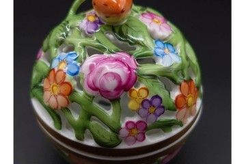 ハンガリー　HEREND(ヘレンド)　ファンタジー　愛らしい苺の摘みと花の透かし細工が魅力のボンボン入れ　定価6万500円　(R-090433)