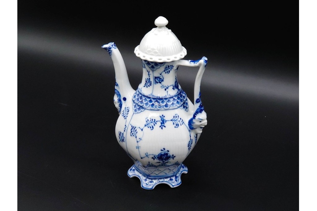 デンマーク製　ROYAL COPENHAGEN(ロイヤルコペンハーゲン)　ブルーフルーテッド フルレース(本体のみ) 　顔付の意匠が目を引くコーヒーポット　スクラッチありB級品　(R-090438)