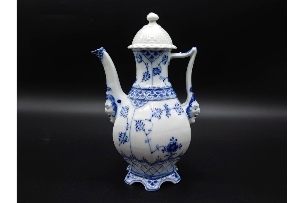 デンマーク製　ROYAL COPENHAGEN(ロイヤルコペンハーゲン)　ブルーフルーテッド フルレース(本体のみ) 　顔付の意匠が目を引くコーヒーポット　スクラッチありB級品　(R-090438)