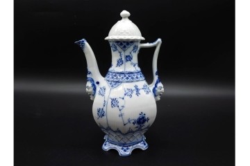 デンマーク製　ROYAL COPENHAGEN(ロイヤルコペンハーゲン)　ブルーフルーテッド フルレース(本体のみ) 　顔付の意匠が目を引くコーヒーポット　スクラッチありB級品　(R-090438)