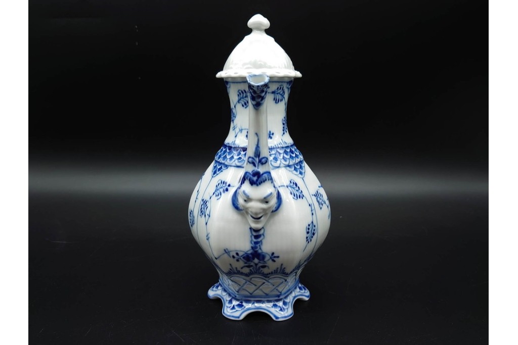 デンマーク製　ROYAL COPENHAGEN(ロイヤルコペンハーゲン)　ブルーフルーテッド フルレース(本体のみ) 　顔付の意匠が目を引くコーヒーポット　スクラッチありB級品　(R-090438)