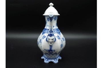 デンマーク製　ROYAL COPENHAGEN(ロイヤルコペンハーゲン)　ブルーフルーテッド フルレース(本体のみ) 　顔付の意匠が目を引くコーヒーポット　スクラッチありB級品　(R-090438)