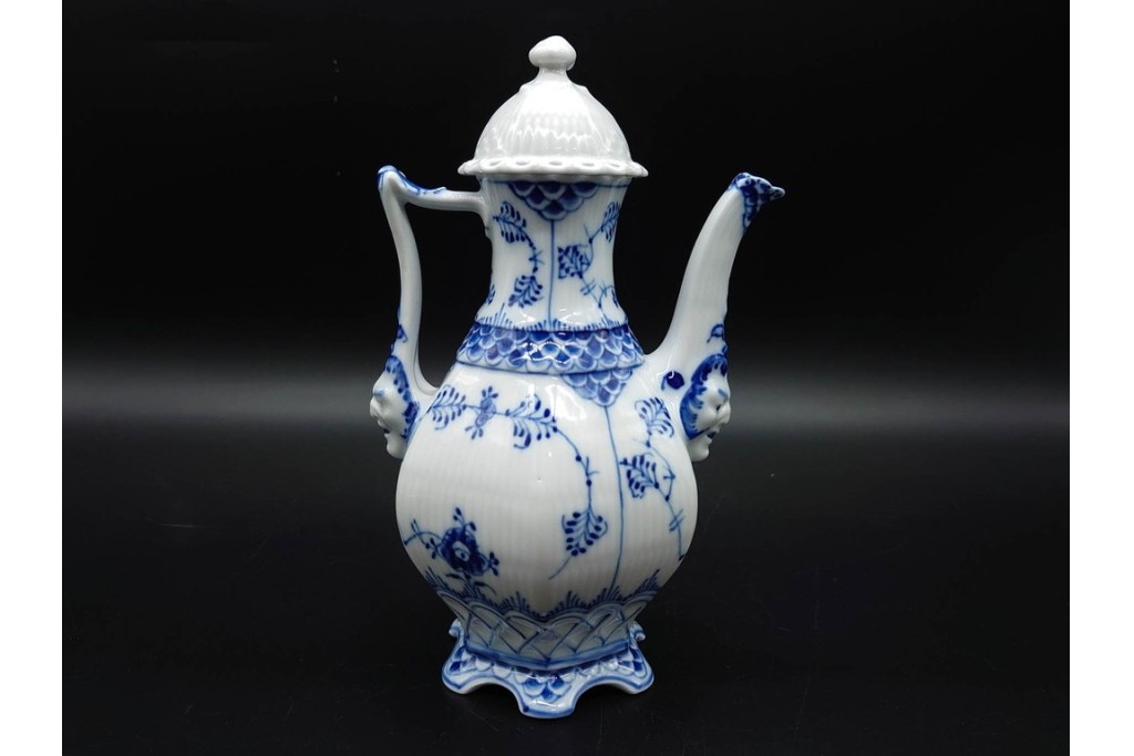 デンマーク製　ROYAL COPENHAGEN(ロイヤルコペンハーゲン)　ブルーフルーテッド フルレース(本体のみ) 　顔付の意匠が目を引くコーヒーポット　スクラッチありB級品　(R-090438)