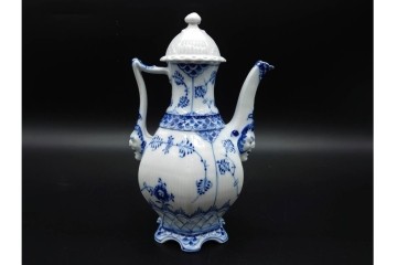 デンマーク製　ROYAL COPENHAGEN(ロイヤルコペンハーゲン)　ブルーフルーテッド フルレース(本体のみ) 　顔付の意匠が目を引くコーヒーポット　スクラッチありB級品　(R-090438)