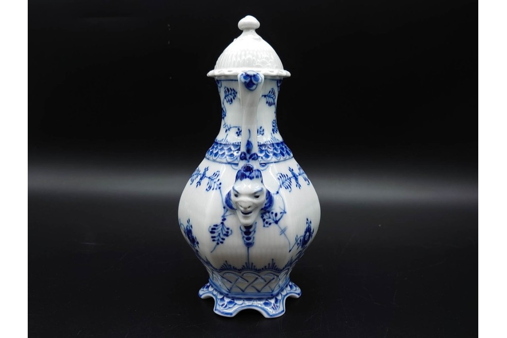 デンマーク製　ROYAL COPENHAGEN(ロイヤルコペンハーゲン)　ブルーフルーテッド フルレース(本体のみ) 　顔付の意匠が目を引くコーヒーポット　スクラッチありB級品　(R-090438)