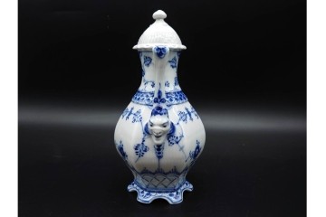 デンマーク製　ROYAL COPENHAGEN(ロイヤルコペンハーゲン)　ブルーフルーテッド フルレース(本体のみ) 　顔付の意匠が目を引くコーヒーポット　スクラッチありB級品　(R-090438)