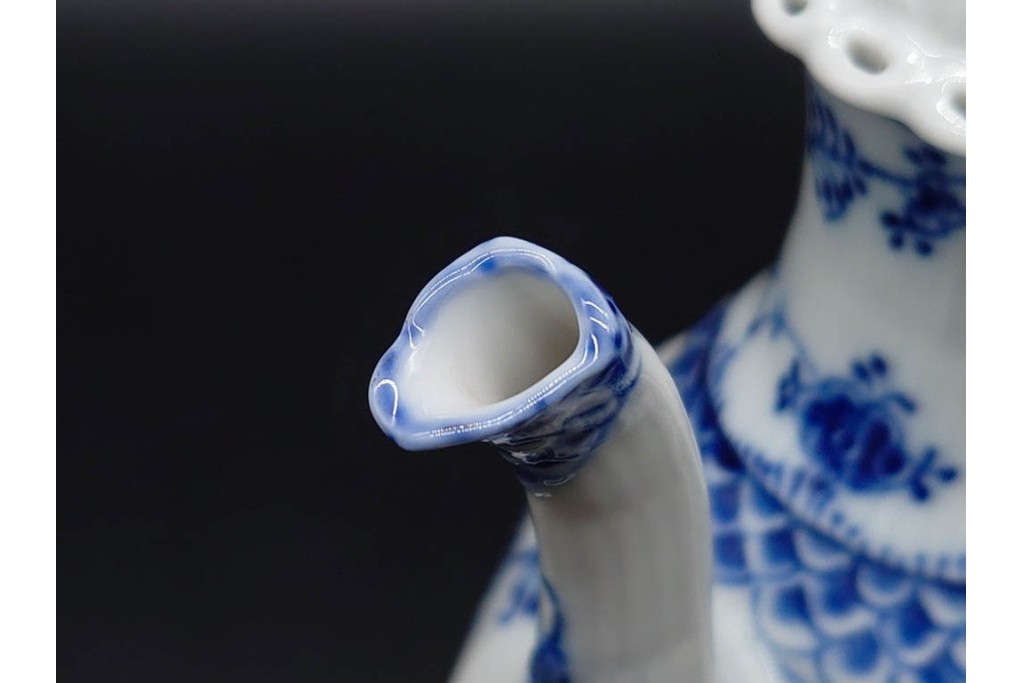 デンマーク製　ROYAL COPENHAGEN(ロイヤルコペンハーゲン)　ブルーフルーテッド フルレース(本体のみ) 　顔付の意匠が目を引くコーヒーポット　スクラッチありB級品　(R-090438)