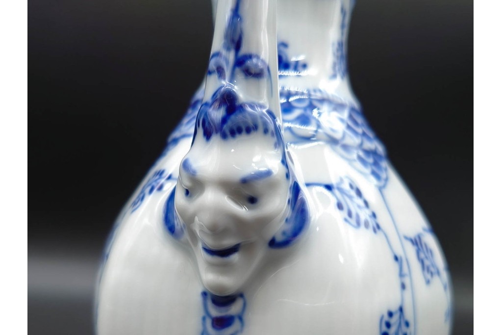 デンマーク製　ROYAL COPENHAGEN(ロイヤルコペンハーゲン)　ブルーフルーテッド フルレース(本体のみ) 　顔付の意匠が目を引くコーヒーポット　スクラッチありB級品　(R-090438)