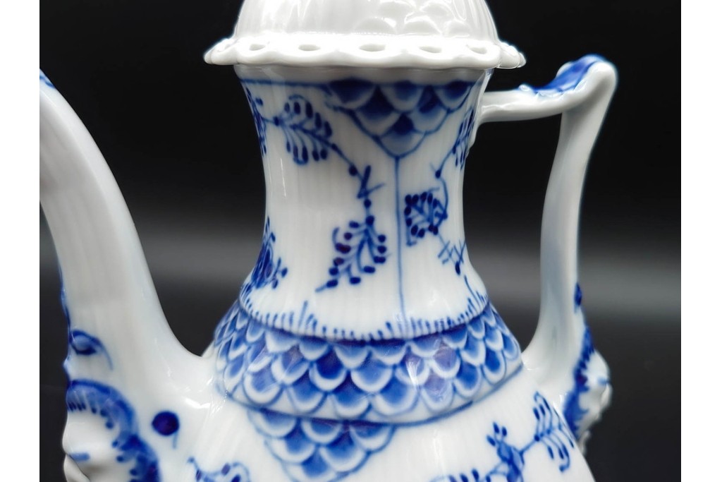 デンマーク製　ROYAL COPENHAGEN(ロイヤルコペンハーゲン)　ブルーフルーテッド フルレース(本体のみ) 　顔付の意匠が目を引くコーヒーポット　スクラッチありB級品　(R-090438)