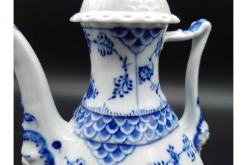 デンマーク製　ROYAL COPENHAGEN(ロイヤルコペンハーゲン)　ブルーフルーテッド フルレース(本体のみ) 　顔付の意匠が目を引くコーヒーポット　スクラッチありB級品　(R-090438)