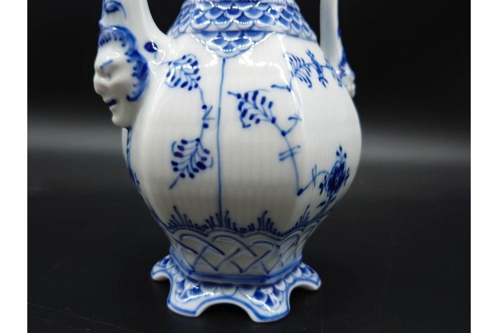 デンマーク製　ROYAL COPENHAGEN(ロイヤルコペンハーゲン)　ブルーフルーテッド フルレース(本体のみ) 　顔付の意匠が目を引くコーヒーポット　スクラッチありB級品　(R-090438)