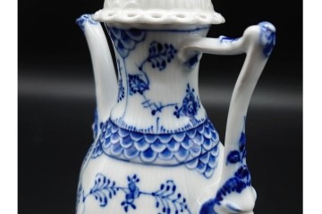 デンマーク製　ROYAL COPENHAGEN(ロイヤルコペンハーゲン)　ブルーフルーテッド フルレース(本体のみ) 　顔付の意匠が目を引くコーヒーポット　スクラッチありB級品　(R-090438)