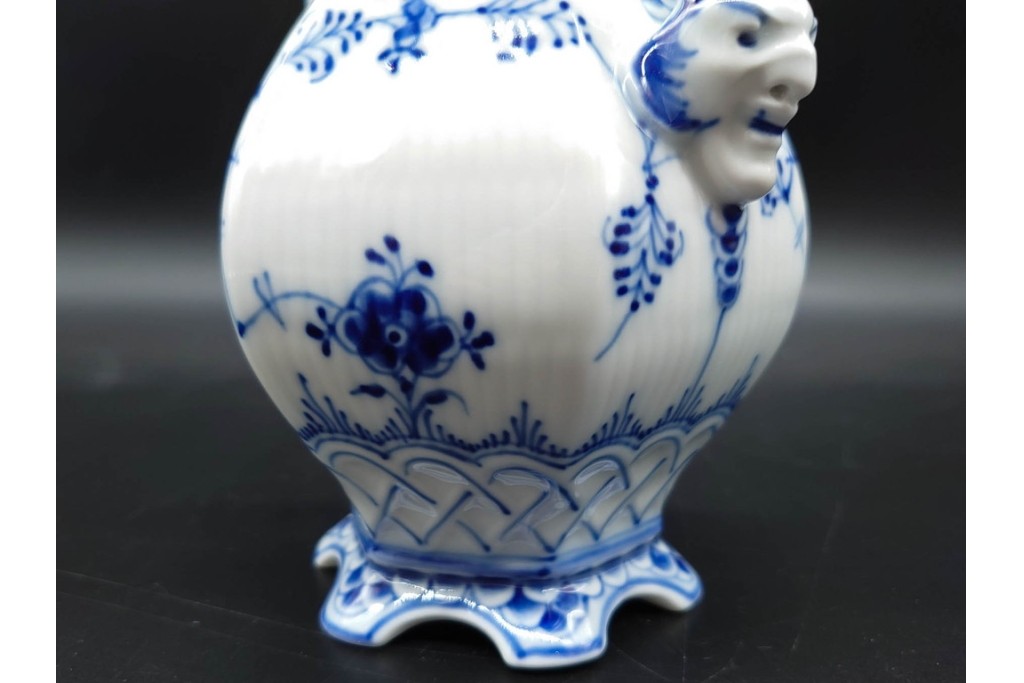 デンマーク製　ROYAL COPENHAGEN(ロイヤルコペンハーゲン)　ブルーフルーテッド フルレース(本体のみ) 　顔付の意匠が目を引くコーヒーポット　スクラッチありB級品　(R-090438)
