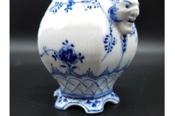 デンマーク製　ROYAL COPENHAGEN(ロイヤルコペンハーゲン)　ブルーフルーテッド フルレース(本体のみ) 　顔付の意匠が目を引くコーヒーポット　スクラッチありB級品　(R-090438)
