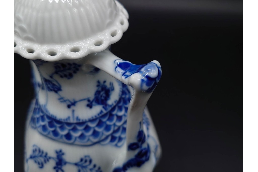 デンマーク製　ROYAL COPENHAGEN(ロイヤルコペンハーゲン)　ブルーフルーテッド フルレース(本体のみ) 　顔付の意匠が目を引くコーヒーポット　スクラッチありB級品　(R-090438)