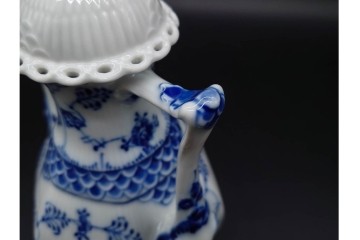 デンマーク製　ROYAL COPENHAGEN(ロイヤルコペンハーゲン)　ブルーフルーテッド フルレース(本体のみ) 　顔付の意匠が目を引くコーヒーポット　スクラッチありB級品　(R-090438)