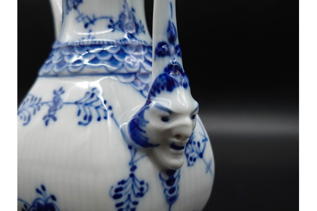 デンマーク製　ROYAL COPENHAGEN(ロイヤルコペンハーゲン)　ブルーフルーテッド フルレース(本体のみ) 　顔付の意匠が目を引くコーヒーポット　スクラッチありB級品　(R-090438)