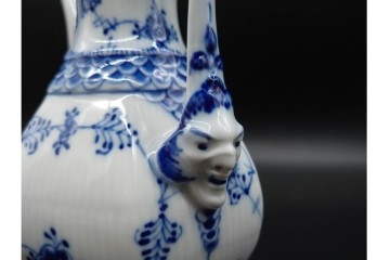 デンマーク製　ROYAL COPENHAGEN(ロイヤルコペンハーゲン)　ブルーフルーテッド フルレース(本体のみ) 　顔付の意匠が目を引くコーヒーポット　スクラッチありB級品　(R-090438)