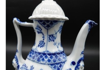 デンマーク製　ROYAL COPENHAGEN(ロイヤルコペンハーゲン)　ブルーフルーテッド フルレース(本体のみ) 　顔付の意匠が目を引くコーヒーポット　スクラッチありB級品　(R-090438)