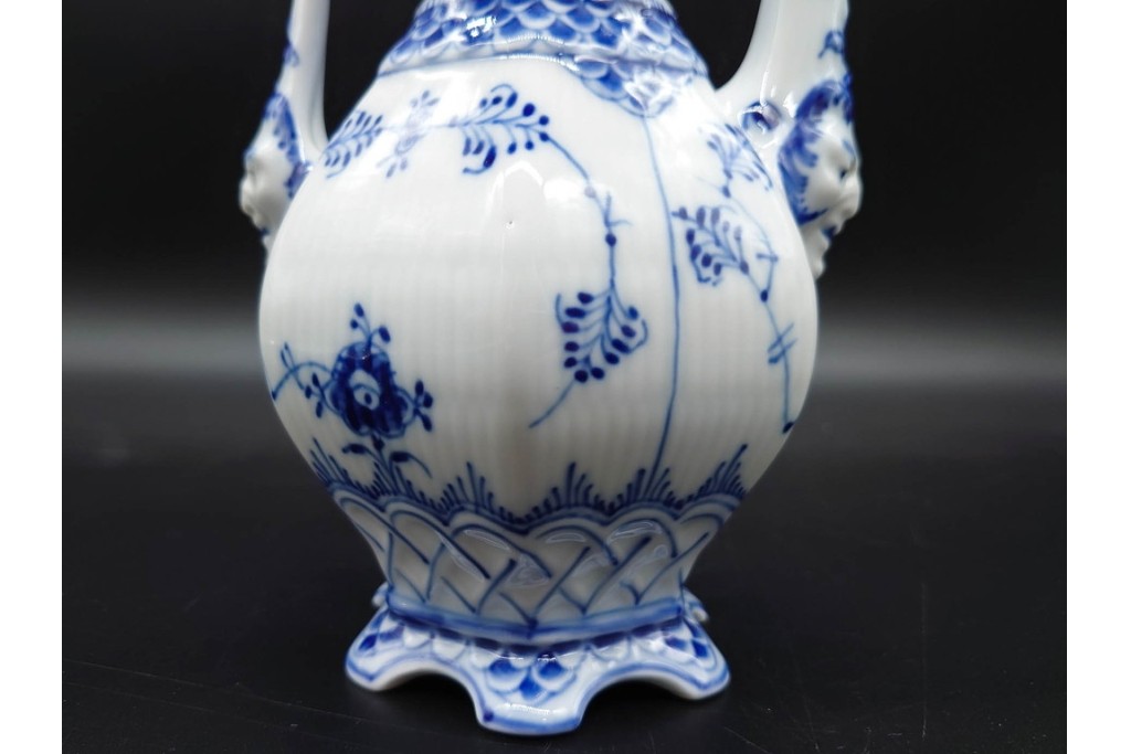 デンマーク製　ROYAL COPENHAGEN(ロイヤルコペンハーゲン)　ブルーフルーテッド フルレース(本体のみ) 　顔付の意匠が目を引くコーヒーポット　スクラッチありB級品　(R-090438)