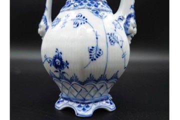 デンマーク製　ROYAL COPENHAGEN(ロイヤルコペンハーゲン)　ブルーフルーテッド フルレース(本体のみ) 　顔付の意匠が目を引くコーヒーポット　スクラッチありB級品　(R-090438)