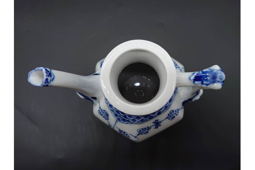 デンマーク製　ROYAL COPENHAGEN(ロイヤルコペンハーゲン)　ブルーフルーテッド フルレース(本体のみ) 　顔付の意匠が目を引くコーヒーポット　スクラッチありB級品　(R-090438)
