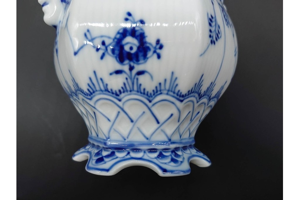 デンマーク製　ROYAL COPENHAGEN(ロイヤルコペンハーゲン)　ブルーフルーテッド フルレース(本体のみ) 　顔付の意匠が目を引くコーヒーポット　スクラッチありB級品　(R-090438)