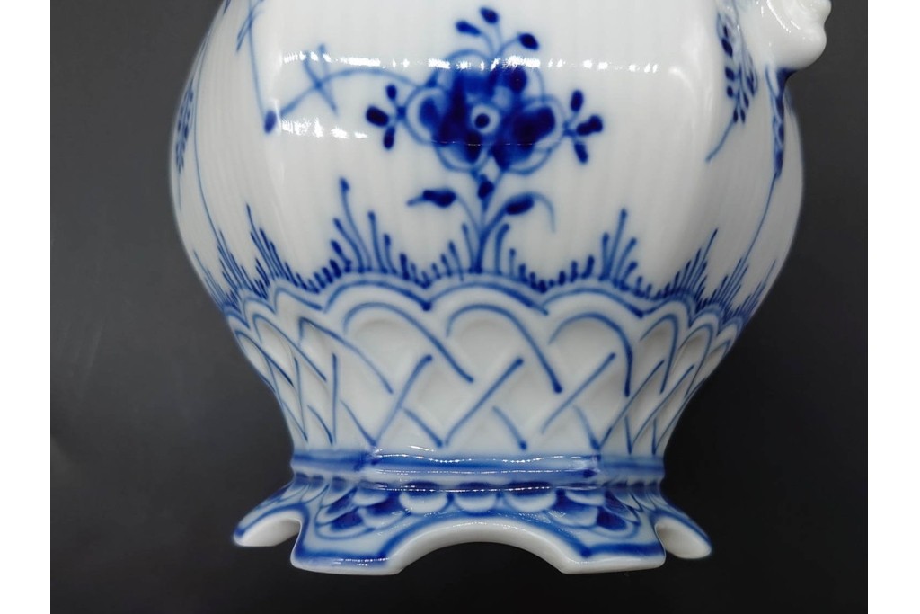デンマーク製　ROYAL COPENHAGEN(ロイヤルコペンハーゲン)　ブルーフルーテッド フルレース(本体のみ) 　顔付の意匠が目を引くコーヒーポット　スクラッチありB級品　(R-090438)