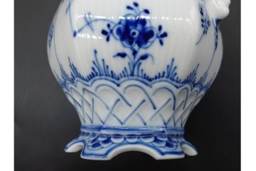 デンマーク製　ROYAL COPENHAGEN(ロイヤルコペンハーゲン)　ブルーフルーテッド フルレース(本体のみ) 　顔付の意匠が目を引くコーヒーポット　スクラッチありB級品　(R-090438)