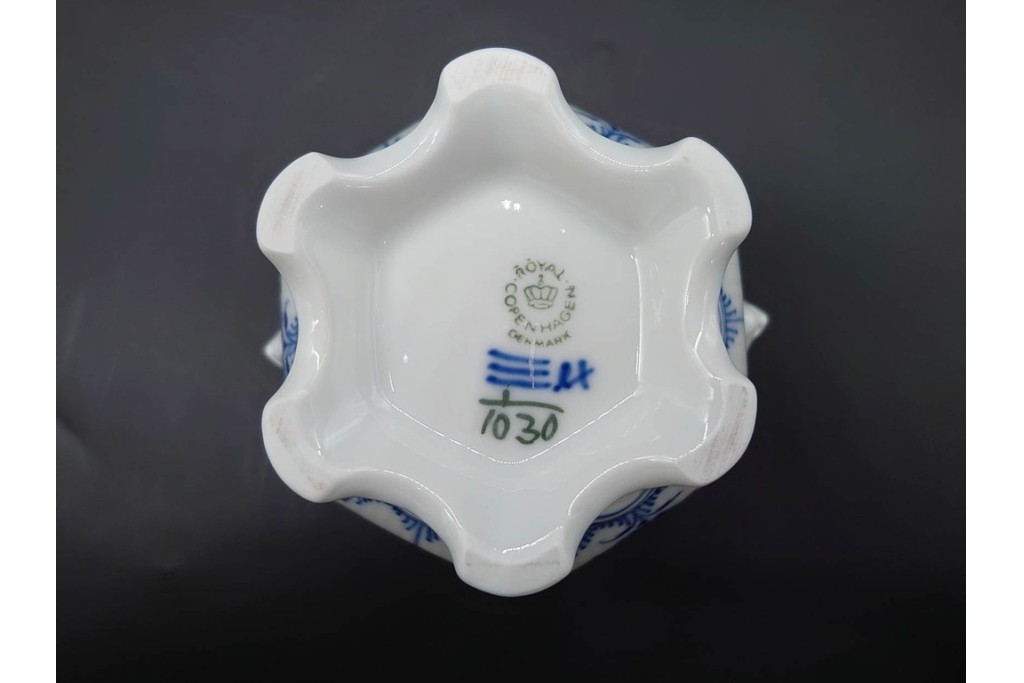 デンマーク製　ROYAL COPENHAGEN(ロイヤルコペンハーゲン)　ブルーフルーテッド フルレース(本体のみ) 　顔付の意匠が目を引くコーヒーポット　スクラッチありB級品　(R-090438)