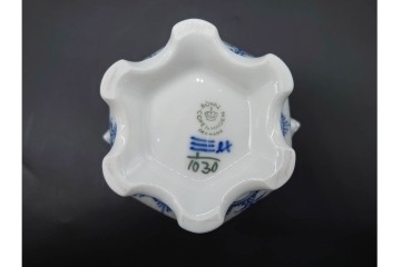 デンマーク製　ROYAL COPENHAGEN(ロイヤルコペンハーゲン)　ブルーフルーテッド フルレース(本体のみ) 　顔付の意匠が目を引くコーヒーポット　スクラッチありB級品　(R-090438)