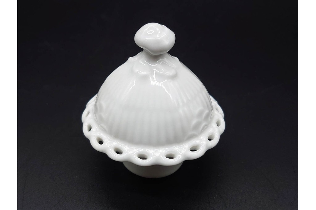 デンマーク製　ROYAL COPENHAGEN(ロイヤルコペンハーゲン)　ブルーフルーテッド フルレース(本体のみ) 　顔付の意匠が目を引くコーヒーポット　スクラッチありB級品　(R-090438)