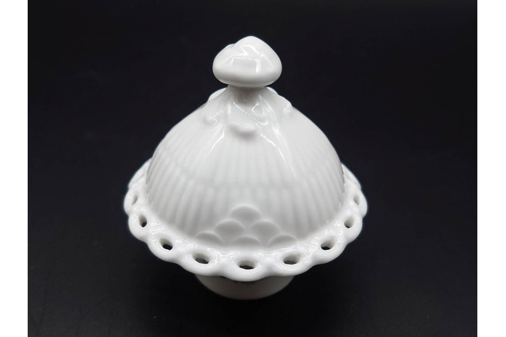 デンマーク製　ROYAL COPENHAGEN(ロイヤルコペンハーゲン)　ブルーフルーテッド フルレース(本体のみ) 　顔付の意匠が目を引くコーヒーポット　スクラッチありB級品　(R-090438)