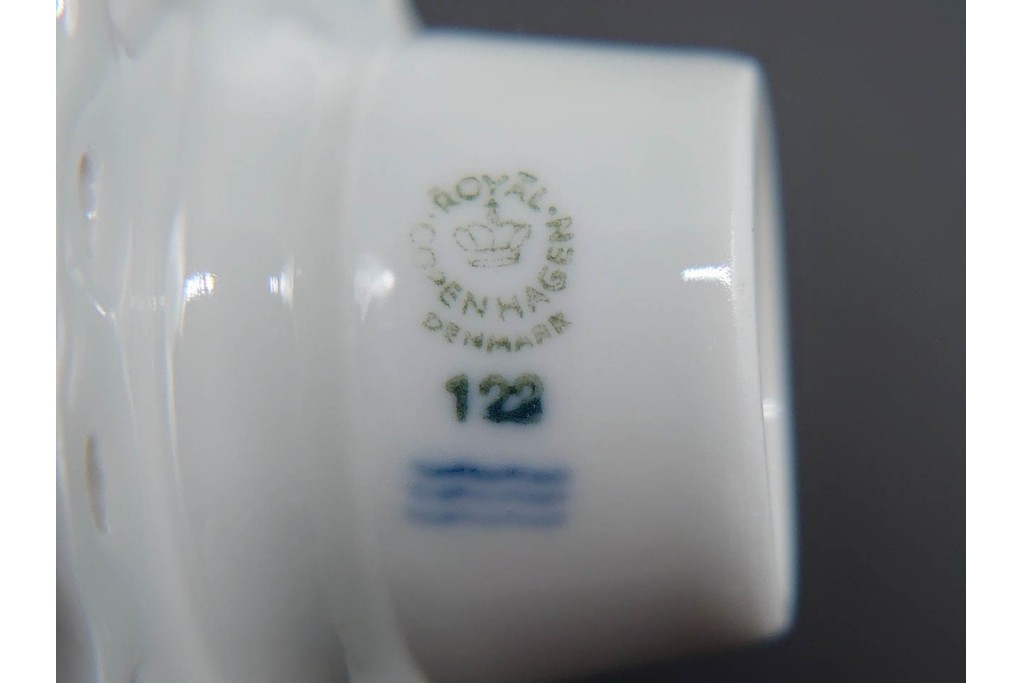 デンマーク製　ROYAL COPENHAGEN(ロイヤルコペンハーゲン)　ブルーフルーテッド フルレース(本体のみ) 　顔付の意匠が目を引くコーヒーポット　スクラッチありB級品　(R-090438)