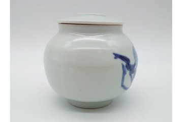 人間国宝　田村耕一　染付による椿文が上品な小壷　共箱付き　(R-090440)