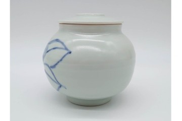 人間国宝　田村耕一　染付による椿文が上品な小壷　共箱付き　(R-090440)