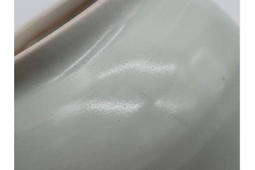 人間国宝　田村耕一　染付による椿文が上品な小壷　共箱付き　(R-090440)