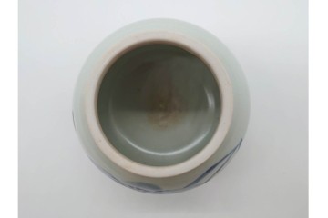 人間国宝　田村耕一　染付による椿文が上品な小壷　共箱付き　(R-090440)