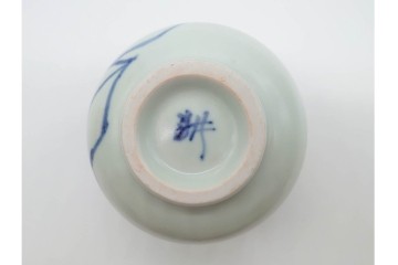 人間国宝　田村耕一　染付による椿文が上品な小壷　共箱付き　(R-090440)