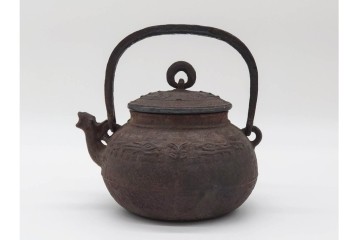 蓋裏銀張　蓋に大岡鉄平(銕平)の銘有り　獣口と饕餮紋が目を引く鉄瓶　(R-090447)