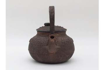 蓋裏銀張　蓋に大岡鉄平(銕平)の銘有り　獣口と饕餮紋が目を引く鉄瓶　(R-090447)