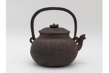 蓋裏銀張　蓋に大岡鉄平(銕平)の銘有り　獣口と饕餮紋が目を引く鉄瓶　(R-090447)