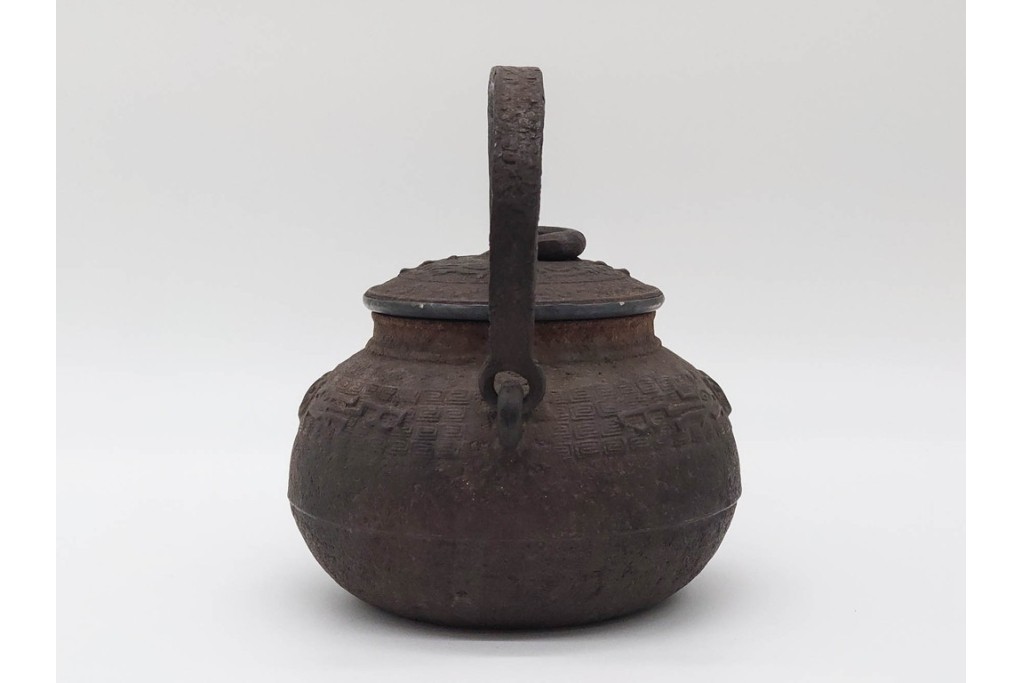 蓋裏銀張　蓋に大岡鉄平(銕平)の銘有り　獣口と饕餮紋が目を引く鉄瓶　(R-090447)