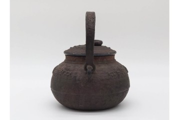 蓋裏銀張　蓋に大岡鉄平(銕平)の銘有り　獣口と饕餮紋が目を引く鉄瓶　(R-090447)