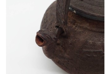 蓋裏銀張　蓋に大岡鉄平(銕平)の銘有り　獣口と饕餮紋が目を引く鉄瓶　(R-090447)