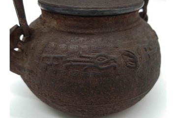 蓋裏銀張　蓋に大岡鉄平(銕平)の銘有り　獣口と饕餮紋が目を引く鉄瓶　(R-090447)
