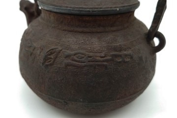 蓋裏銀張　蓋に大岡鉄平(銕平)の銘有り　獣口と饕餮紋が目を引く鉄瓶　(R-090447)