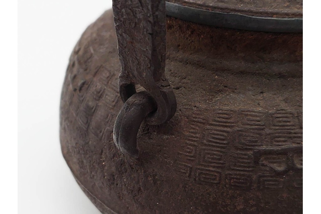 蓋裏銀張　蓋に大岡鉄平(銕平)の銘有り　獣口と饕餮紋が目を引く鉄瓶　(R-090447)