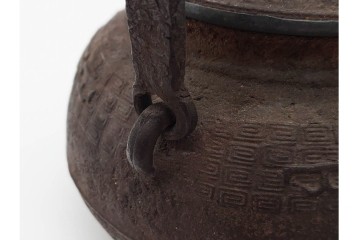 蓋裏銀張　蓋に大岡鉄平(銕平)の銘有り　獣口と饕餮紋が目を引く鉄瓶　(R-090447)