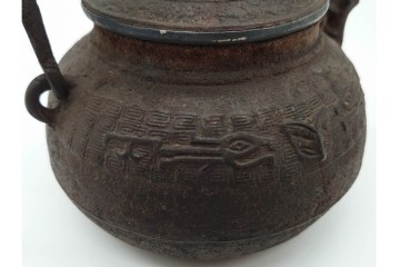 蓋裏銀張　蓋に大岡鉄平(銕平)の銘有り　獣口と饕餮紋が目を引く鉄瓶　(R-090447)